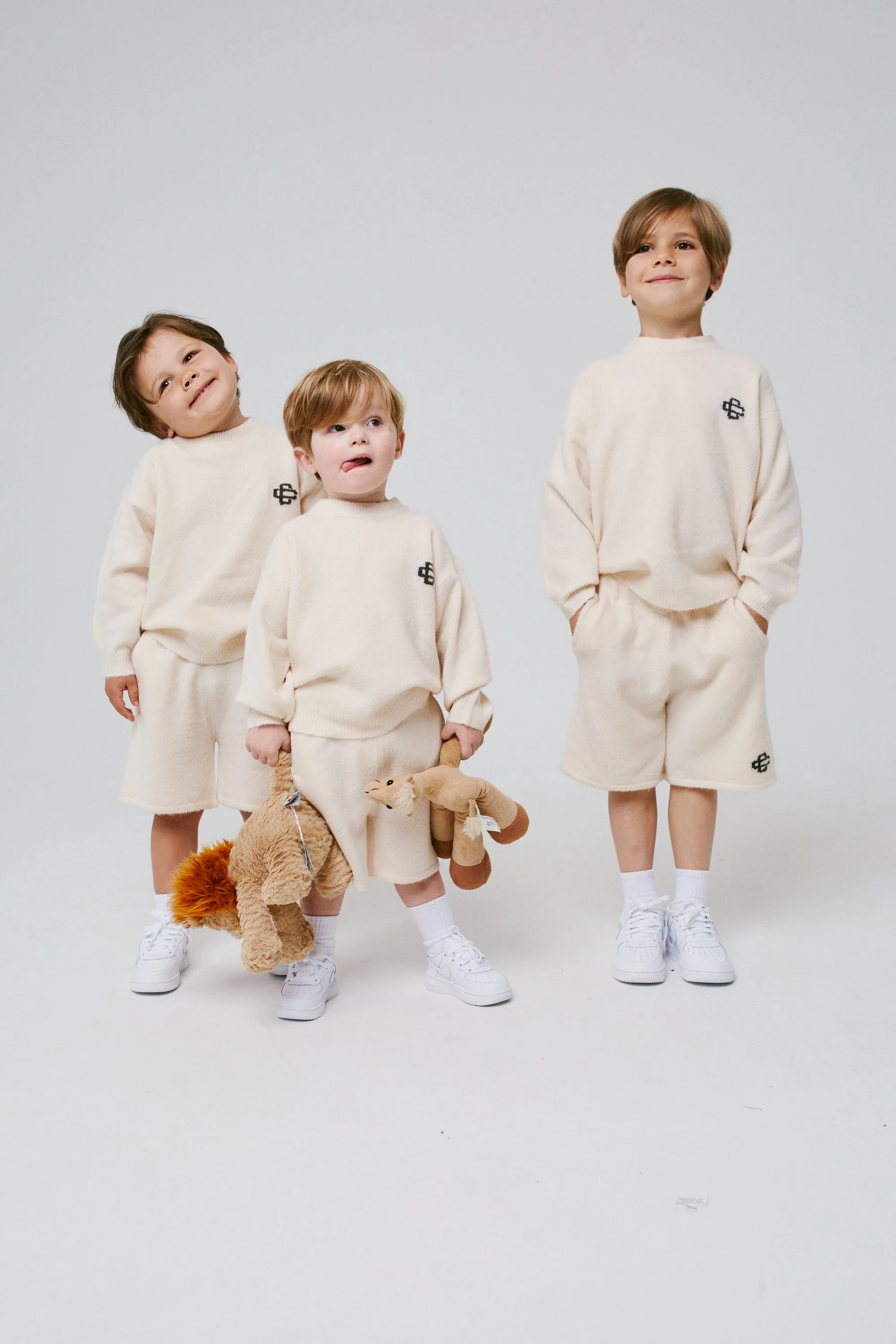 KIDS LIGHTWEIGHT FLUFFY KNIT EMBLEM CREW - OFF WHITE