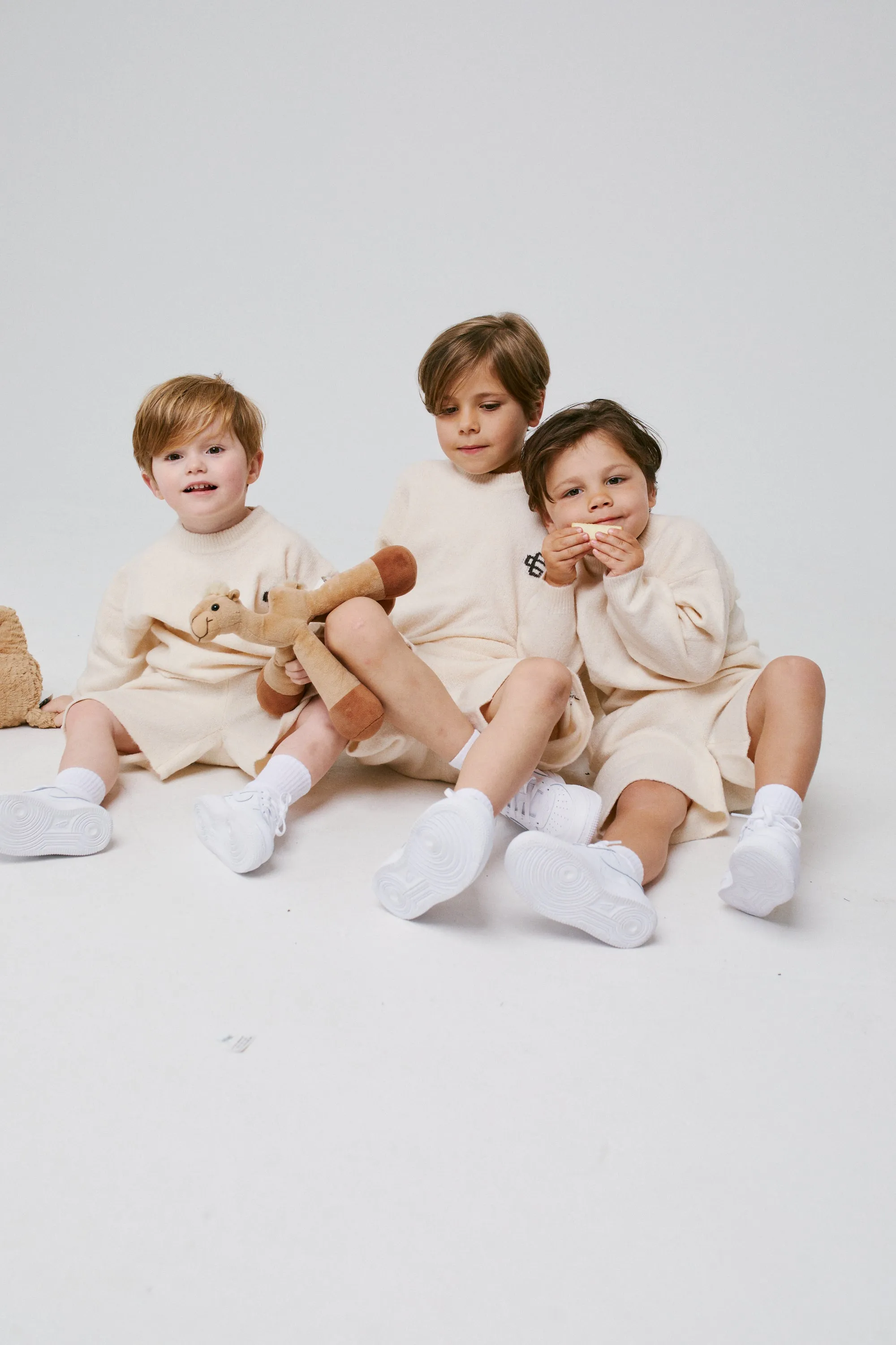 KIDS LIGHTWEIGHT FLUFFY KNIT EMBLEM CREW - OFF WHITE